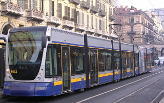 Torino - Attivisti Pro Pal bloccano i tram in piazza Palazzo di Città: traffico paralizzato per un quarto d’ora