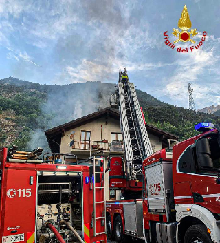 Salbertrand - Vigili del Fuoco impegnati per un incendio che ha interessato una mansarda e parte del tetto di un’abitazione