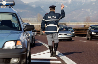 Torino-Bardonecchia - 77enne contromano bloccato dagli automobilisti: sfiorata la tragedia