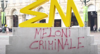 Torino - Scritta “Meloni criminale” in Piazza San Carlo: atto vandalico sul basamento di un’installazione