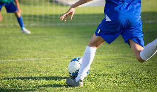Collegno - Portiere 13enne aggredito da un genitore dopo la partita: ricoverato con frattura