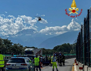 Scontro frontale sull’A32: un morto e due feriti, anziano contromano in autostrada