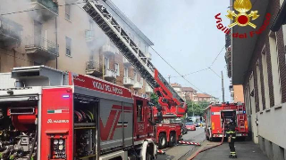 Torino - Secondo incendio a Parella: fiamme in un alloggio di via Crevacuore, strada parzialmente chiusa
