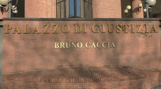 Aggredita e perseguitata dall’ex: a processo un giovane a Torino