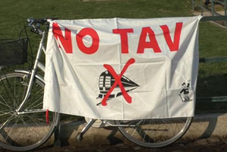 Val di Susa - Tensione al cantiere: scontri nella notte tra No Tav e forze dell’ordine