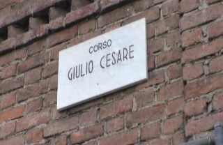 Rissa con bottiglie e cassonetti rovesciati: scontro tra bande di stranieri