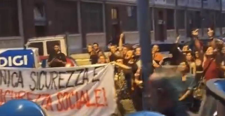 Torino - Barriera di Milano, tensione in piazza Foroni tra manifestanti e antifascisti
