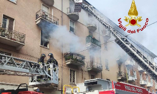 Torino - Incendio in un appartamento, evacuate quattro persone