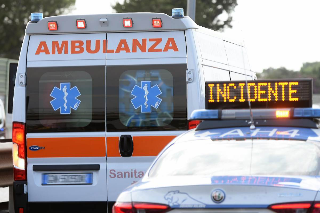 Torino - Mattinata di caos sulla tangenziale sud: furgone in fiamme e moto a terra, traffico in tilt