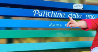 Torre Pellice - Vandali in azione: danneggiata di nuovo la “panchina per la pace”
