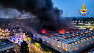 Pianezza - Incendio alla Euro Stamp: fiamme spente e valori dell’aria rientrati nella norma