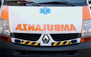 Torino - Schianto all’incrocio: auto ribaltata, tre feriti e un semaforo distrutto
