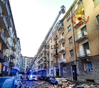 Torino - Esplosione via Nizza, bilancio tremendo: incendio, 5 feriti, un morto e tetto crollato