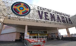 Venaria Reale - Assalto con i martelli alla gioielleria: ladri in fuga tra i clienti del Centro Commerciale