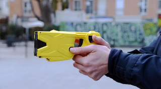 Feletto - Lancia sassi contro le auto sulla Statale del Gran Paradiso: fermato 30enne con il taser