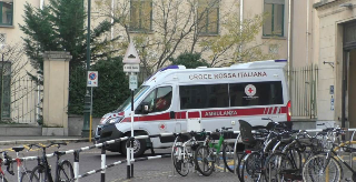 Torino - Incidente in collina: auto si schianta dopo un dosso, tre feriti