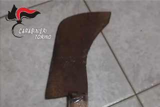 Brandizzo - Ubriaco armato di mannaia danneggia un’auto: arrestato 56enne