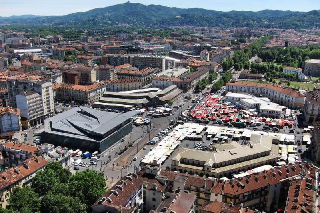 Torino - Accoltellato in strada dopo un litigio: muore un uomo a Porta Palazzo, killer in fuga
