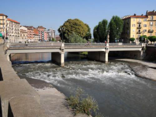 Torino - Salvata sul Ponte Rossini: due agenti impediscono a una giovane di gettarsi nella Dora