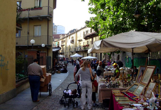 Torino - Controlli al Balon contro l’abusivismo: blitz della Polizia Municipale, ma gli ambulanti tornano