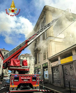 Torino - Incendio in un appartamento a Porta Palazzo: anziana salvata dai vicini