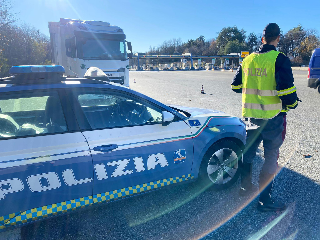 Smantellavano mezzi da cantiere per rivenderne i pezzi: smantellata una banda nel Torinese