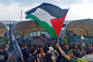 Torino - Tensioni durante le celebrazioni del 2 giugno: rimossa (e poi riammessa) bandiera palestinese