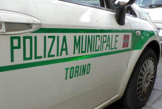 Torino - Fingeva di essere investito per estorcere denaro: truffatore arrestato in flagranza di reato