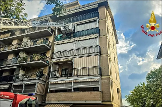 Collegno - Esplosione in un palazzo: due feriti e cinque appartamenti danneggiati