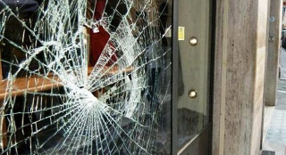 Torino - Spaccata in Via Milano: 18enne arrestato dopo aver sfondato la vetrina di un ristorante con un tombino