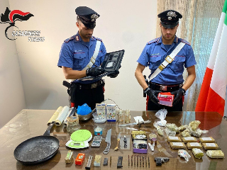Ivrea - Arrestato presunto spacciatore: in casa aveva droga, armi e la ricetta per droghe sintetiche