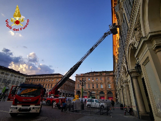 Cadono calcinacci in Piazza San Carlo, arrivano i vigili del fuoco