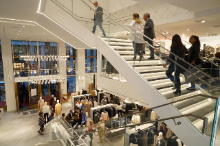 Torino - Furto in pieno giorno da H&M in via Roma: uomo ruba 8 capi e fugge