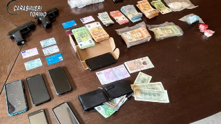 Giaveno -Arrestato 39enne: in casa cocaina, pistole giocattolo senza tappo e oltre 47mila euro in contanti