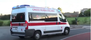 Piossasco - Auto in retromarcia travolge anziano: salvo grazie a un paletto