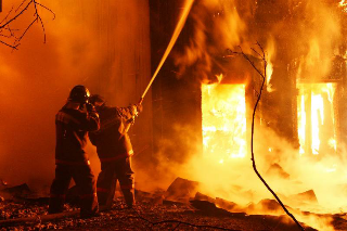 Carmagnola - Incendio di vaste proporzioni in un’autodemolizione