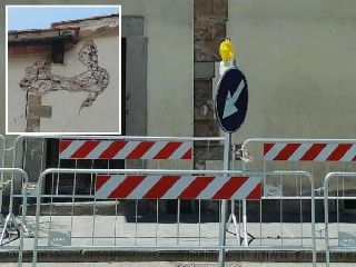 Bricherasio - Calcinacci cadono dalla chiesa di San Bernardino, marciapiede transennato per sicurezza