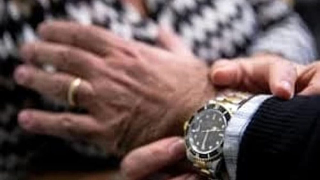 Torino - Aggredito in strada e rapinato del Rolex da 6.000 euro