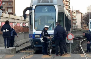 Torino - Uomo investito da un tram in Piazza Castello, bici distrutta