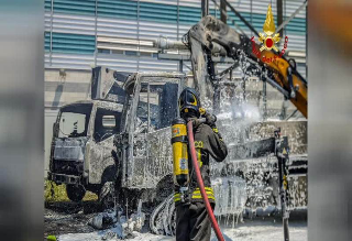 Moncalieri - Scoppia un incendio: Vigili del Fuoco domano le fiamme vicino a una stazione di trasformazione