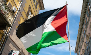 Torino - Un Vigile del Fuoco sventola la bandiera palestinese a Piazza San Carlo tra gli applausi degli attivisti