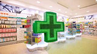 Ivrea - Rapina in farmacia: uomo minaccia i dipendenti con coltelli e fugge con 100 euro