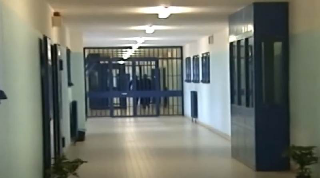 Torino - Incendia la cella e aggredisce un agente: nuova violenza nel carcere, 23° agente ferito nel 2025