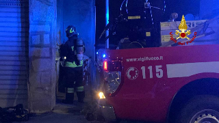 Torino - Auto in fiamme nella notte su corso Allamano: traffico in tilt, nessun ferito