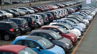 Mercato auto europeo in leggero rialzo, ma calo per Stellantis nei primi cinque mesi del 2025