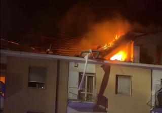 Torino - Esplosione in una mansarda scatena incendio in via Nizza: un ferito grave, danni ingenti al palazzo