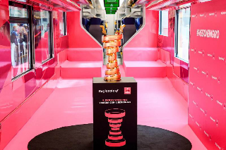 Torino - Il Trofeo senza fine viaggia in rosa: un treno speciale per celebrare il Giro d’Italia