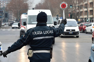 Torino - Scontro all’incrocio: auto e furgoncino si schiantano, abbattuto un semaforo