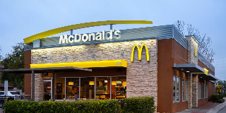 Cavour - Apre il nuovo McDonald’s: 43 assunzioni, area giochi e McDrive a doppia corsia