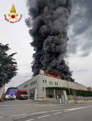 Pianezza - Incendio in una ditta di materie plastiche: il Comune invita a stare in casa